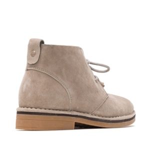 Hush Puppies Shoes - Hush Puppies Chukka Taupe Suede boot size 7.5 Hush Puppies Shoes - Hush Puppies Chukka Taupe Suede boot size 7.5
